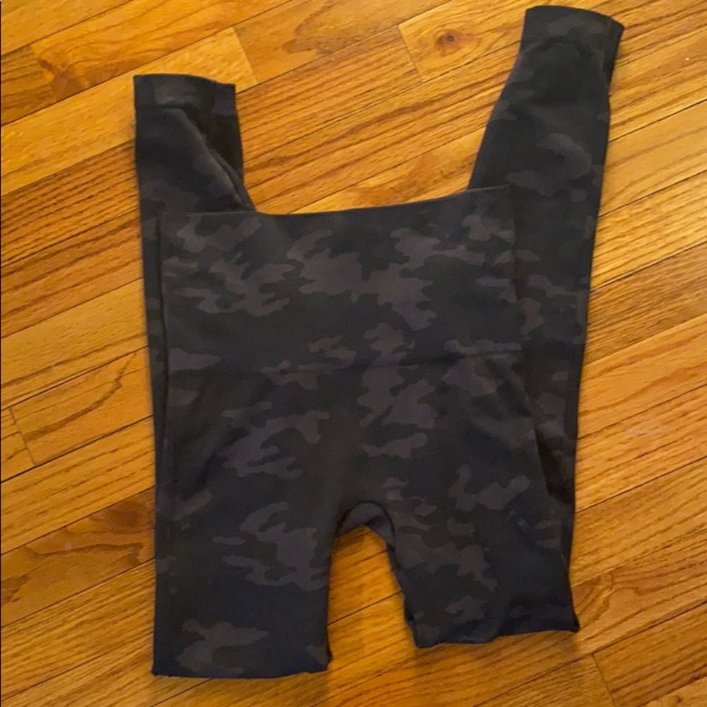 SPANX Look At Me Now Black Camo Leggings